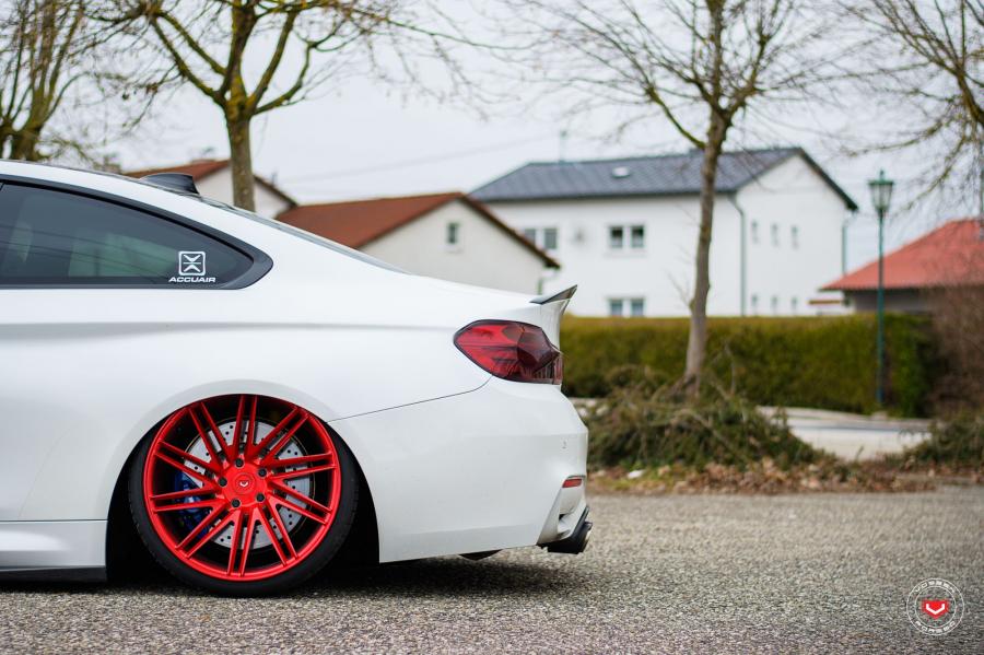 Детали экстерьера BMW M4 Coupe on Vossen Wheels (VPS-307T) 2017 года  (фото 20 из 20)